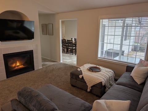 Cozy North Keizer Retreat w/Fireplace