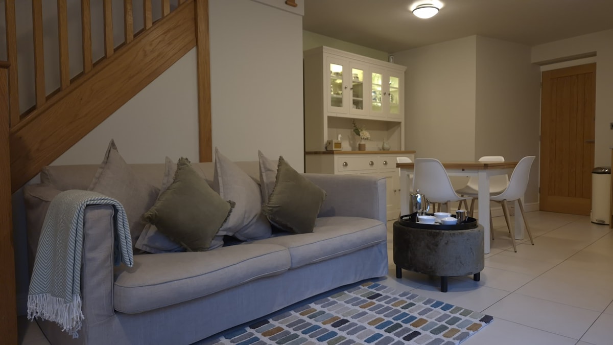 Top Airbnb: Exclusive Coach House in The Park, free parking in Ruddington