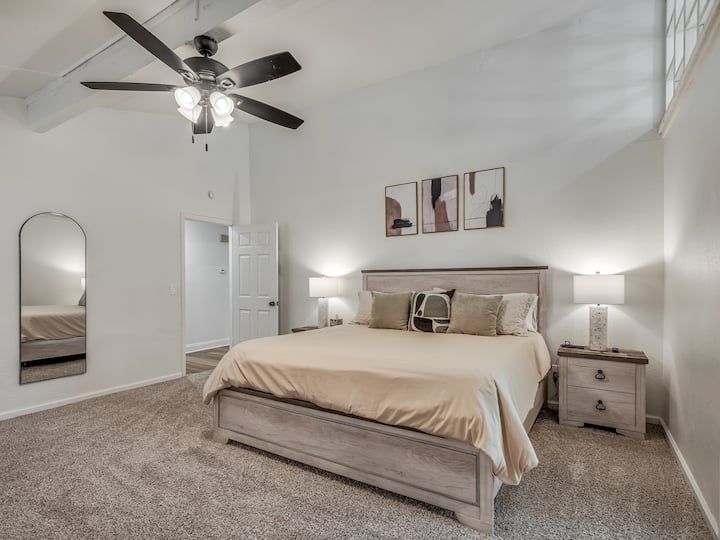 Dormitorio principal con baño completo.