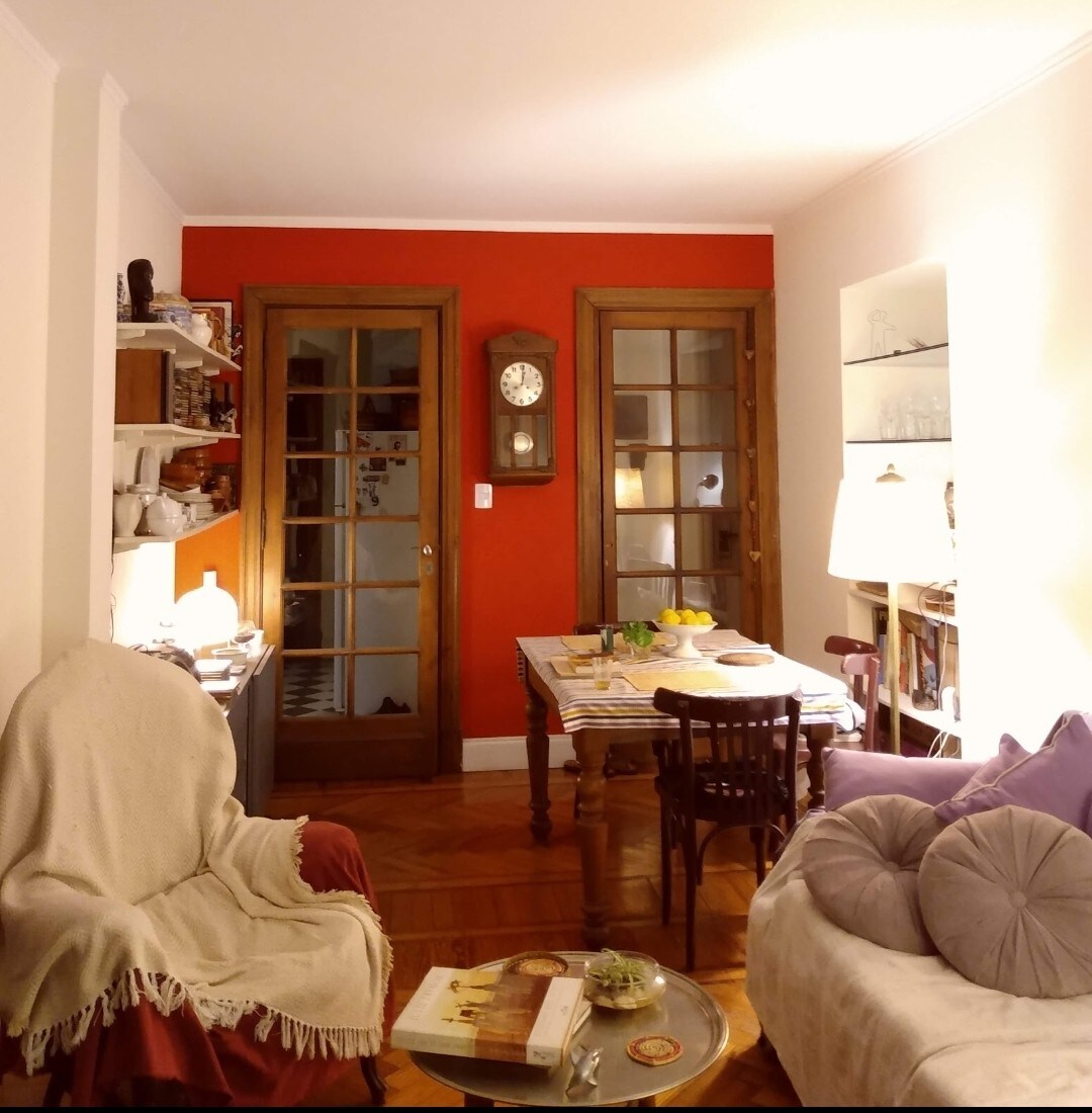 Habitación en departamento con balcón francés en Monserrat