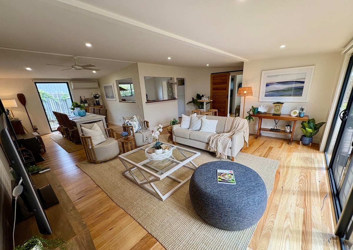 Successful Airbnb property: La Mer; French coastal vibe + sauna 450m from sea. in Torquay