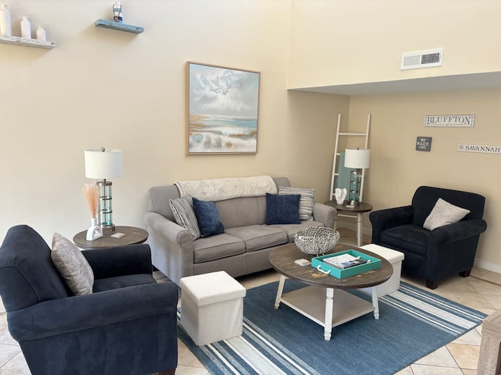 Your Happy Place: 2 Level Condo - 3 Mins To Beach! - Hilton Head Island, SC