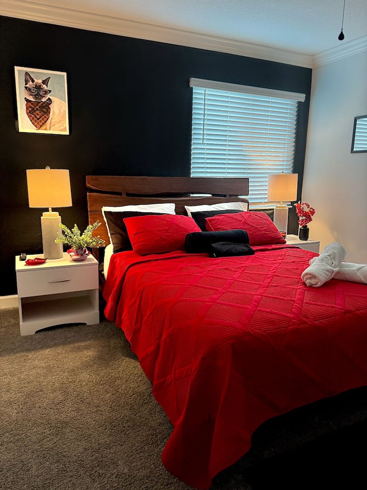 Стая с двойно легло и смел червен декор