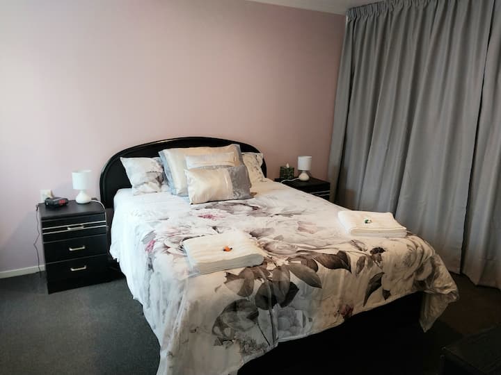 Veľká manželská posteľ, 2 x nočný stolík s lampičkami a budíkom.  Šatník s vešiakmi na kabáty, toaletný stolík so zrkadlom a kresbami. 