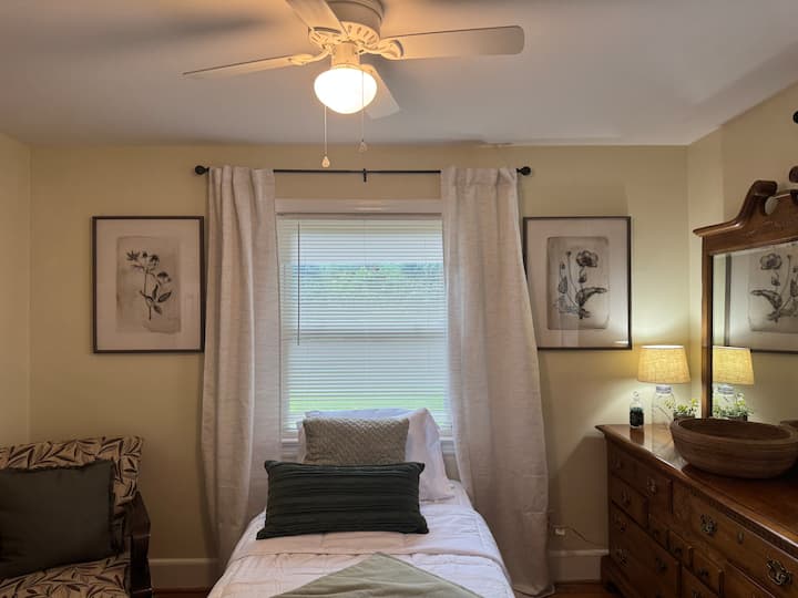 Kitanda pacha cha ukubwa mmoja katika chumba kikubwa chenye starehe yote ambayo mtu anahitaji. 