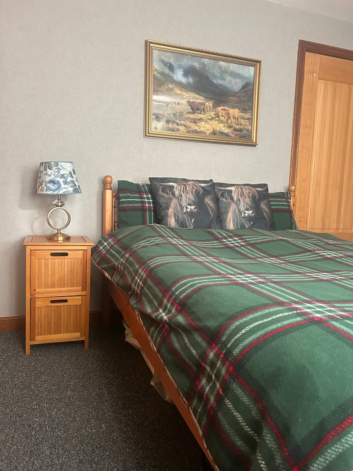 Mis huéspedes me dicen que esta es la cama más cómoda en la que han dormido. La habitación es amplia y tiene armarios empotrados y una cómoda. Es muy hogareño y acogedor. 