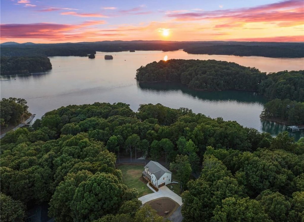 Deer Lakehouse on Lake Lanier