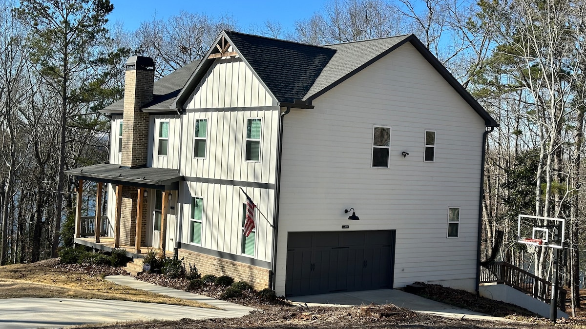 Deer Lakehouse on Lake Lanier