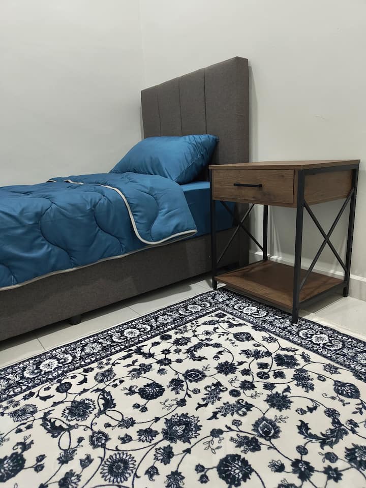 تقع غرفتي النوم 2 و3 في الطابق العلوي وتشترك في حمام في المنتصف. تم تجهيز كلتا الغرفتين بسرير واحد ومروحة سقف ورف ملابس وطاولة جانبية