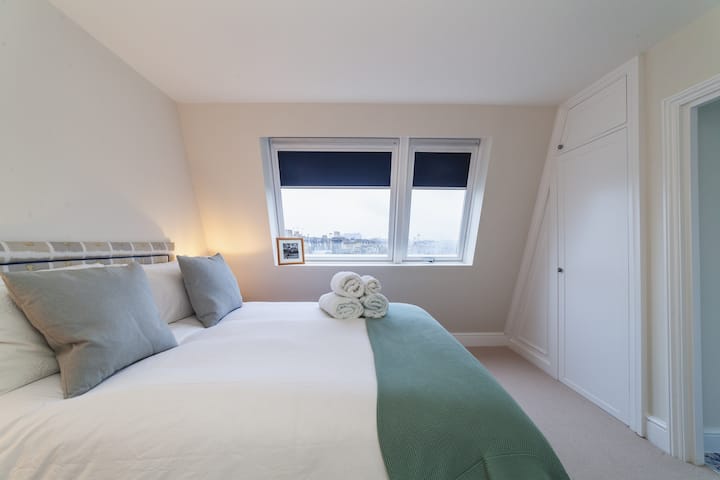 Spavaća soba 2 - ima vrlo udoban bračni krevet (160x200) sa zasebnom kupaonicom 