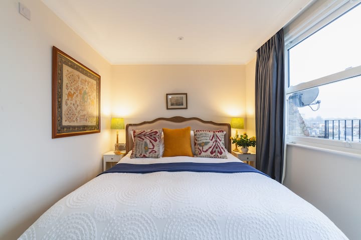 Glavna spavaća soba - bračni krevet i prekrasna spavaća soba s nevjerojatnim pogledom na London. Glavna spavaća soba izlazi na lijepi privatni balkon, savršen za jutarnju kavu ili večernje piće. 