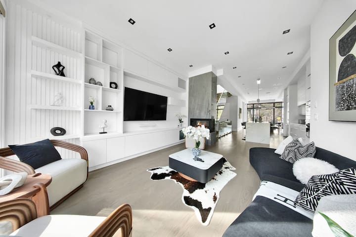 Designer 6 Bedroom Sanctuary in Davisville