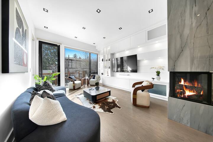 Designer 6 Bedroom Sanctuary in Davisville gallery image 2