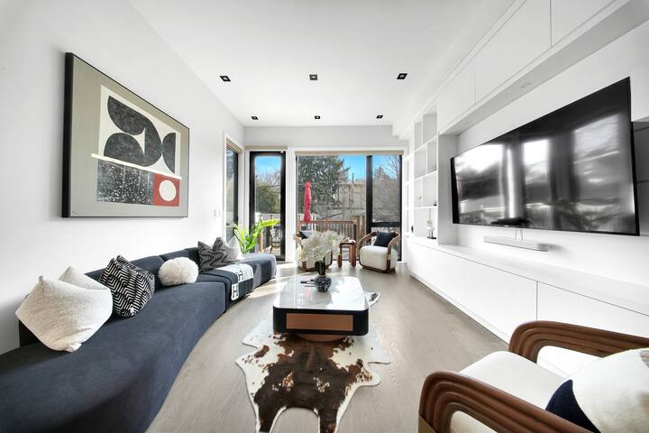 Designer 6 Bedroom Sanctuary in Davisville gallery image 5