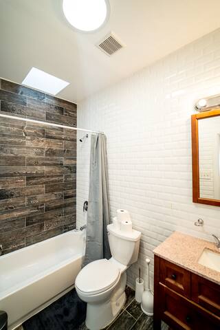 Luxury 8BR Brooklyn • Fast WiFi • Smart TVs gallery image 5