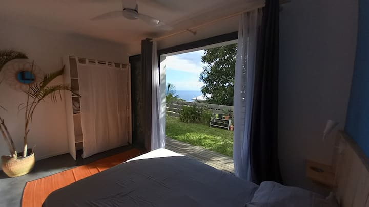 נוף יפה לאוקיינוס מחדר השינה.
חלון המפרץ מצויד בווילונות, וילונות האפלה ווילונות תרמיים.