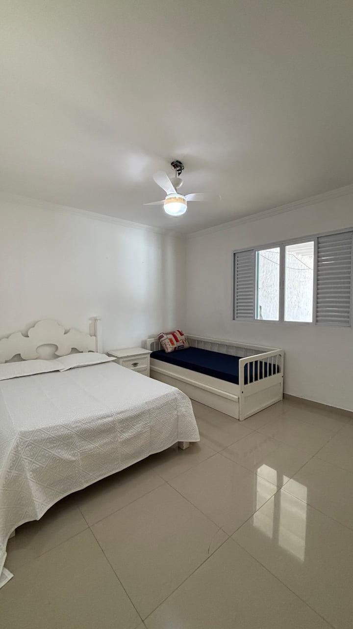 الجناح 2 - سرير مزدوج وسرير تراندل وخزانة ملابس ومروحة سقف وحمام. 