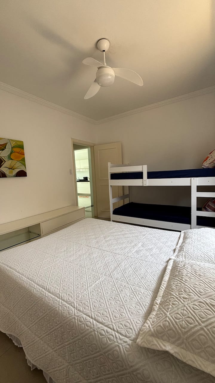 غرفة النوم 1 - سرير مزدوج وسرير بطابقين وخزانة ملابس ومروحة سقف. 