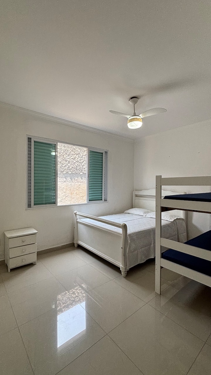 الجناح 1 - سرير مزدوج وسرير بطابقين وخزانة ملابس ومروحة سقف وحمام. 