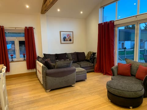 Top performing Airbnb: Deerkeepers barn with Hot tub. in Stratford On Avon