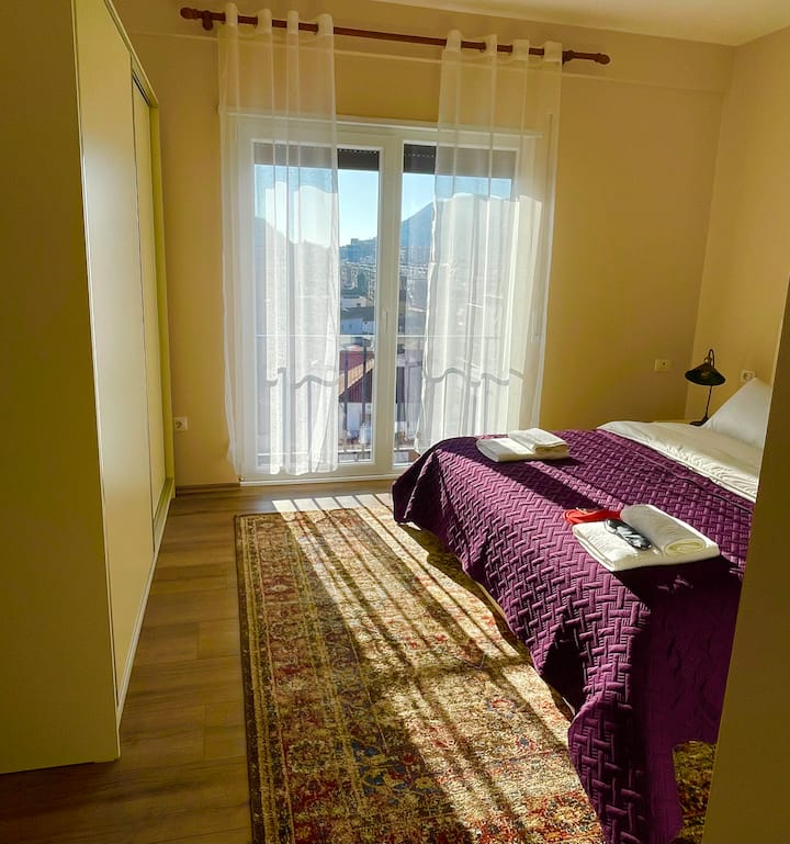 Оваа удобна спална соба е совршена за опуштање по еден ден истражување на градот. Собата е опремена со брачен кревет (широк 150-179 см), чиста постелнина и меки перници . Ќе најдете и простран плакар за чување на вашите работи.