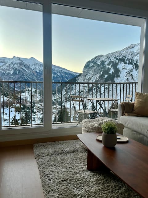 A ski-in/out apartment in Candanchú with a garage