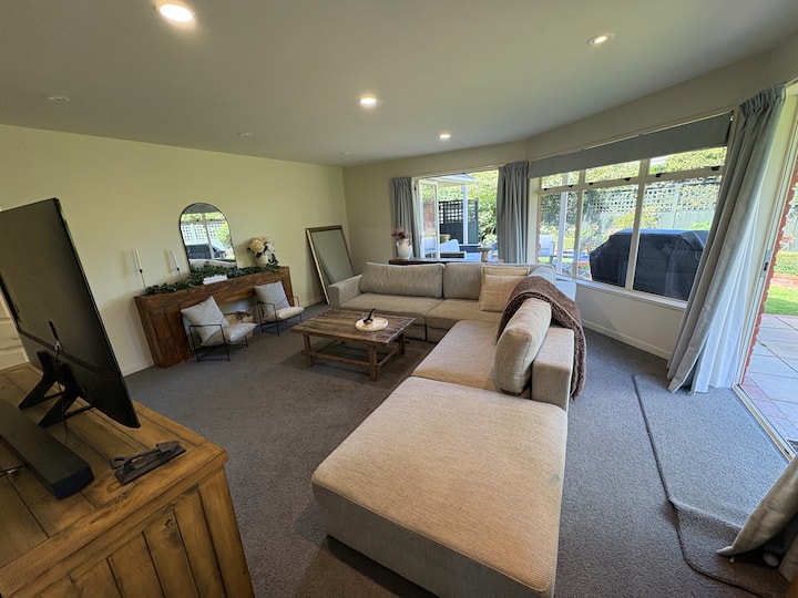 Beautiful Family Home - Outram