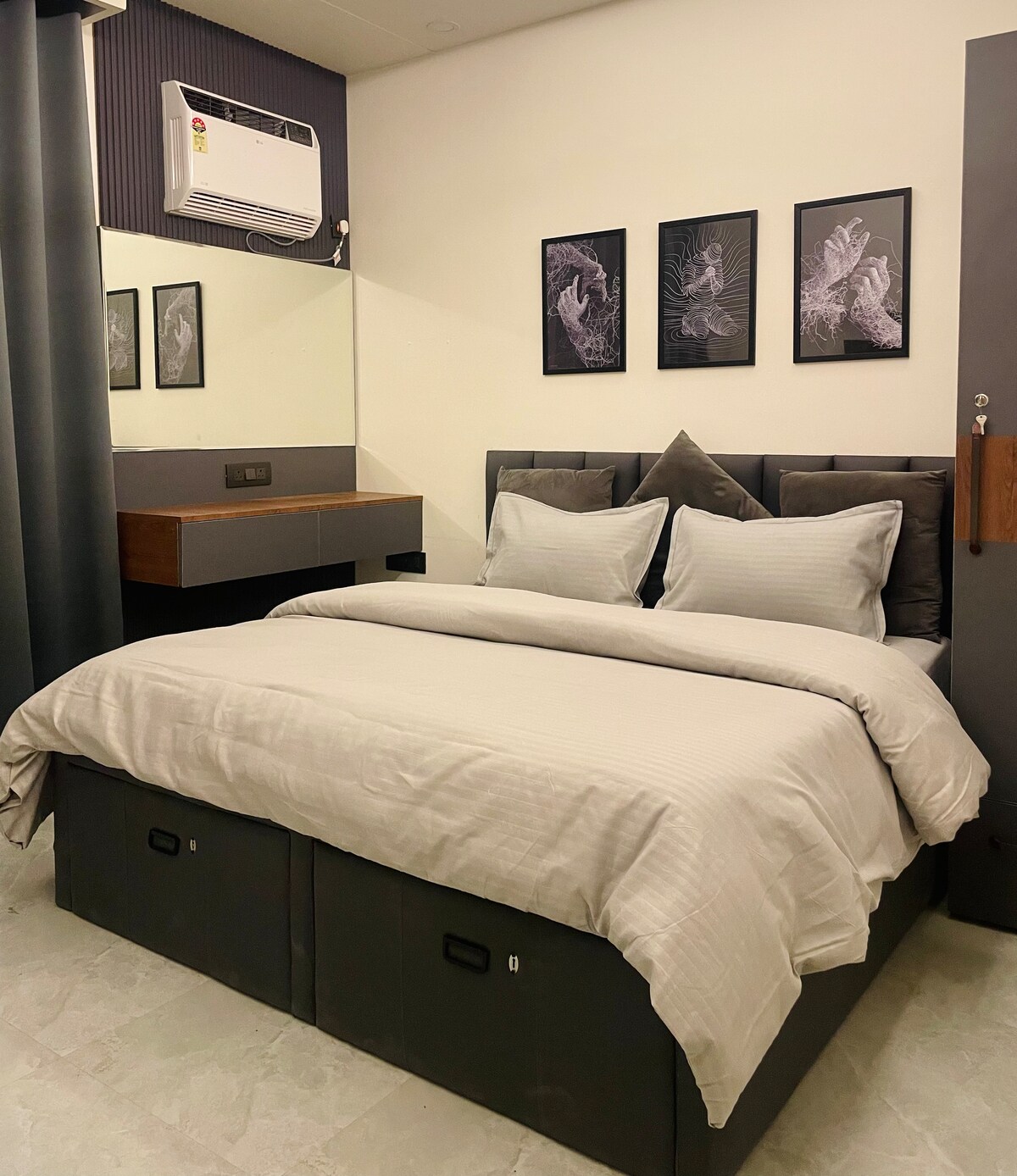 חדר השינה הראשי מיועד לנוחות אולטימטיבית, עם מזרן קצף עם זיכרון קטיפתי, המבטיח שינה נינוחה. אווירה נעימה, יחד עם טלוויזיה, מוסיפים לאווירה הרגועה והמזמינה, מה שהופך אותה למקום המפלט המושלם.