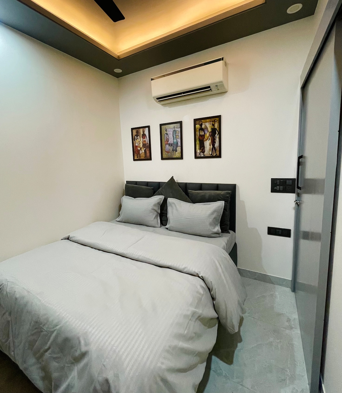 חדר השינה השני מציע מקום מפלט נוח ונעים, המצויד במזרן ספוג זיכרון לשינה נינוחה בלילה. עם טלוויזיה ואווירה חמה ומזמינה, היא מספקת את המקום המושלם להירגע.