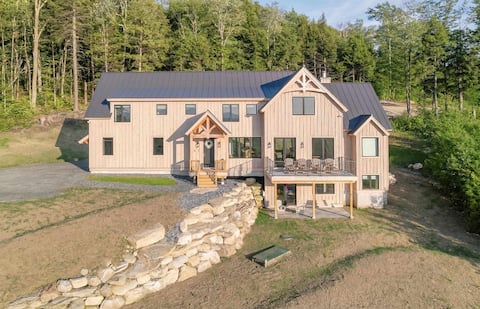 New 4-BR Luxury Home 6 Min from Stratton w/hot tub