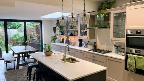 Stylish, roomy and comfy home by Sea & South Downs