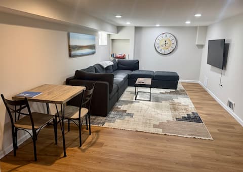 Renovated private basement w/gym, bus to DC