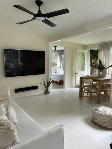 Beach House with pool 600m to Curl Curl Beach gallery image 3