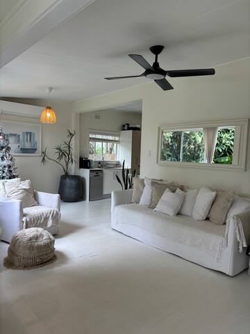 Beach House with pool 600m to Curl Curl Beach gallery image 2