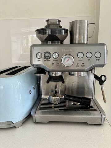 Beach House with pool 600m to Curl Curl Beach gallery image 4