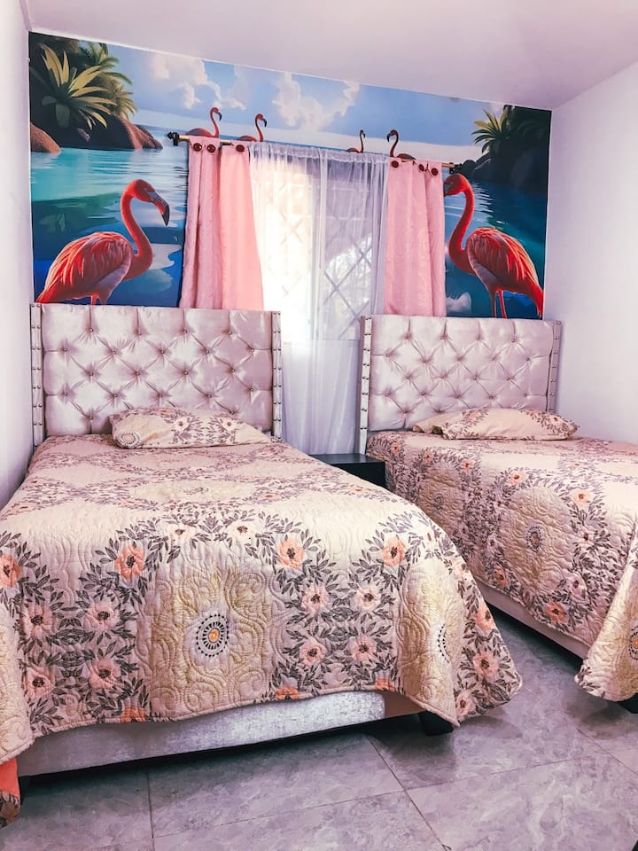 ️ Quarto Secundario – Udobnost i svježina ❄️ Opremljen s dva odvojena kreveta, klima-uređajem, ormarom i pomoćnom stolicom, s izvrsnim prirodnim osvjetljenjem ✨. Idealan prostor za ugodan odmor u Cabaña El Edenu. 