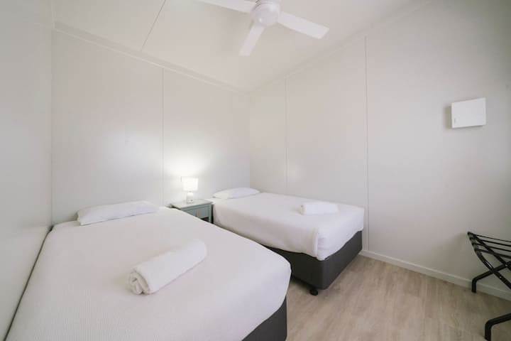 Спалня две – с две единични легла с кралски размер (две единични легла)