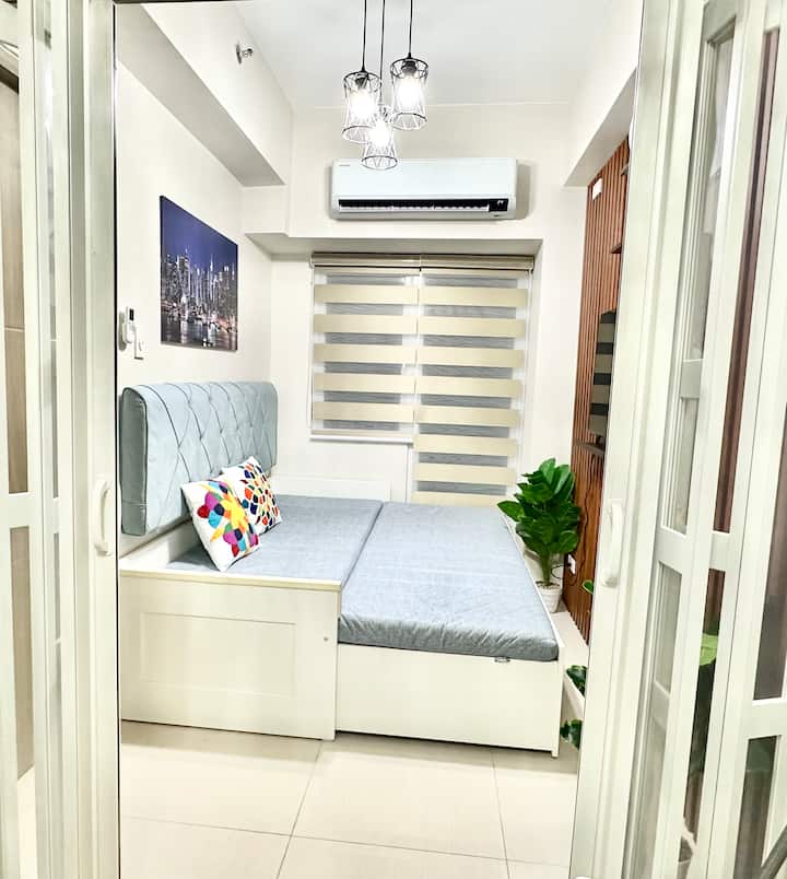 חדר זה הוא חדר רב - תכליתי עם מחיצה מתקפלת, במהלך היום אפשר להשתמש בו כסלון/חדר שינה  ויש בו מיטת יום עם 2 מגירות/2 מזרנים בגודל יחיד. 