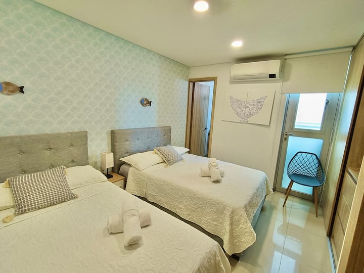 חדר שינה עם 2 מיטות זוגיות, מיזוג אוויר, חדר רחצה פרטי בחדר
חדר, טלוויזיה חכמה וארון בגדים גדול.