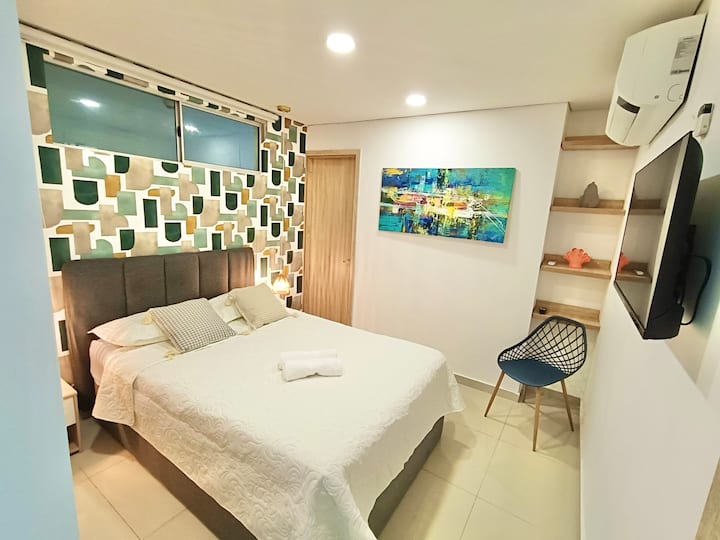 חדר שינה שלישי, כולל מיטת זוגית מרווחת, חדר רחצה פרטי בחדר
חדר, מיזוג אוויר, טלוויזיה חכמה וארון מרווח.