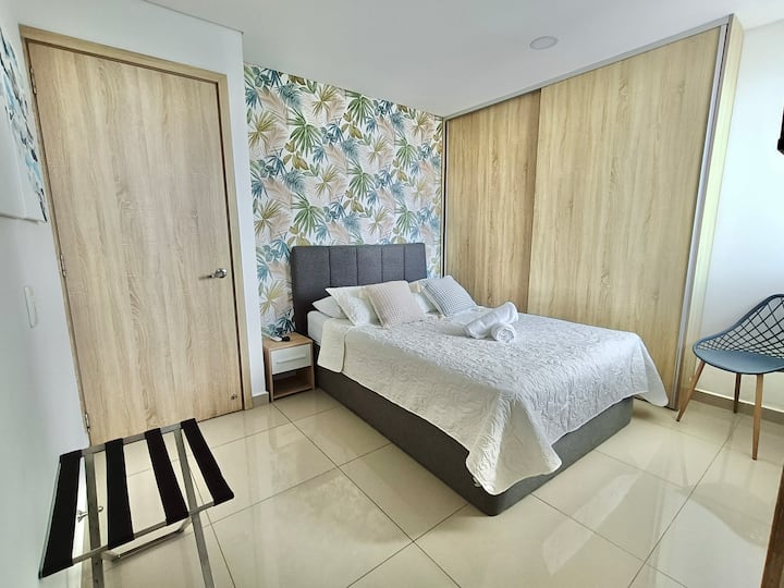 חדר שינה ראשי, כולל מיטת זוגית מרווחת, חדר רחצה פרטי בחדר
חדר, מיזוג אוויר, טלוויזיה חכמה, מלתחה מרווחת ונוף לים.