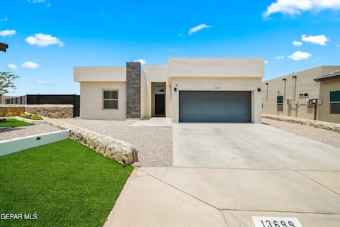 Borderland Bliss: Modern Retreat & Spacious Yard