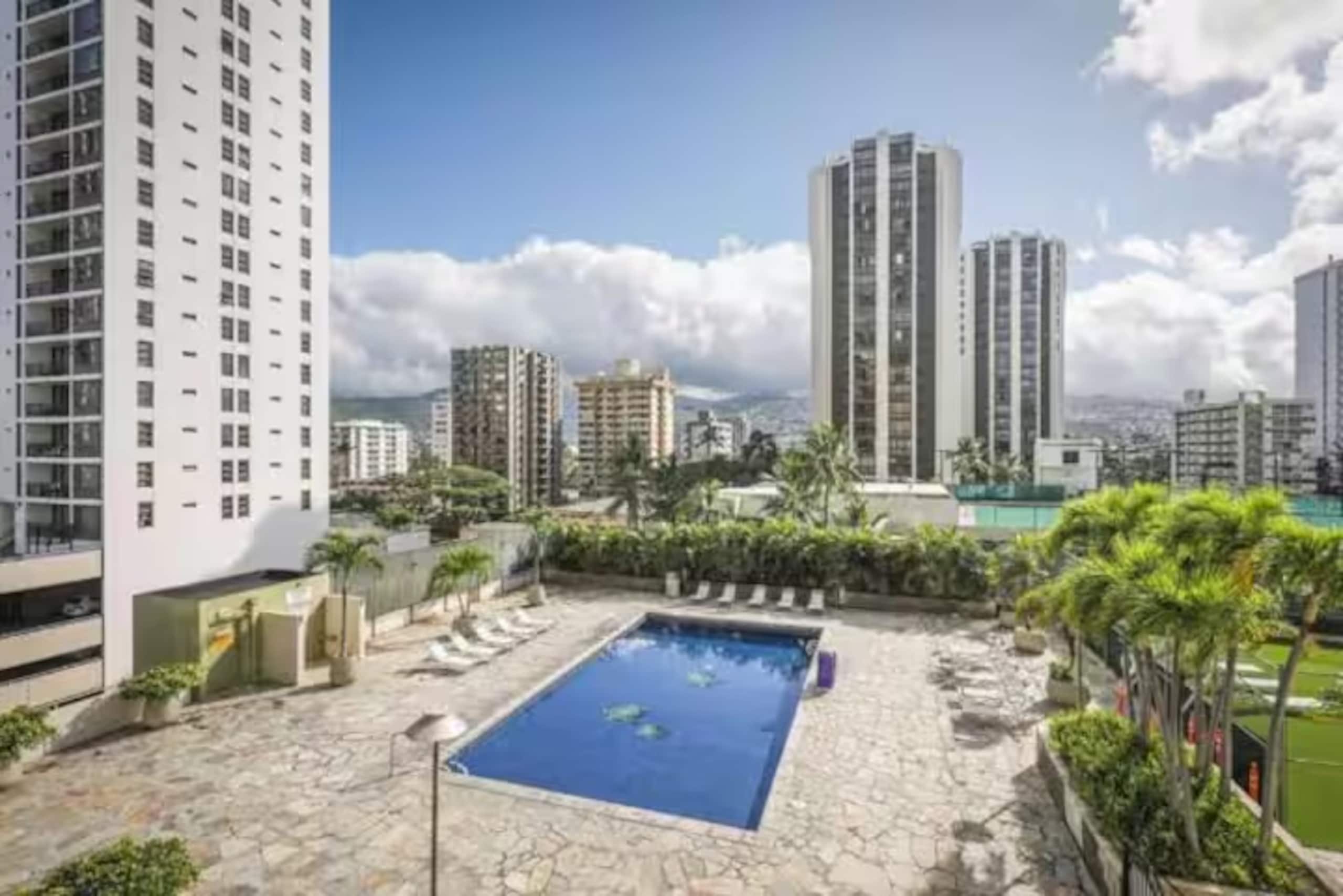 Condo in Honolulu · ★4.72 · 1 bedroom · 3 beds · 1 private bath - Image 20