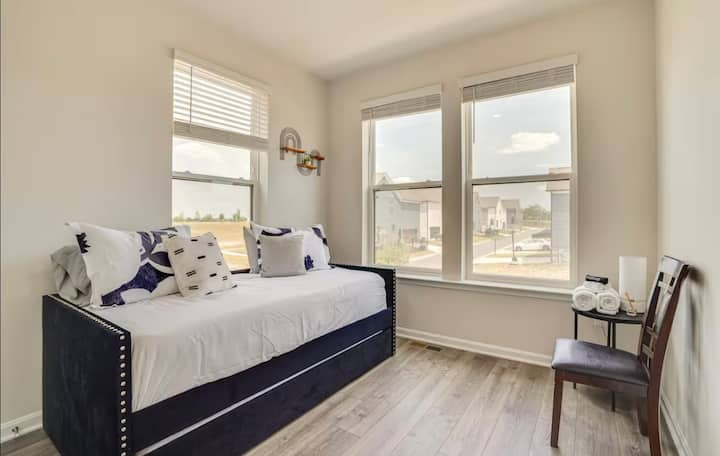 Útulná druhá spálňa s dvojlôžkovou posteľou – ideálna pre deti alebo ďalších hostí. Len pár krokov od plne vybavenej kúpeľne. Ideálny priestor pre rodiny alebo skupinové pobyty v tomto najlepšie hodnotenom dovolenkovom prenájme vo Fredericku v štáte Maryland.