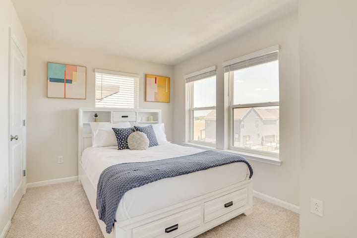 Oddýchnite si v tomto štýlovom apartmáne s manžľou a vlastnou kúpeľňou so sprchou/vaňou – ideálnom pre rodiny alebo skupinové pobyty v dovolenkových domoch vo Fredericku.