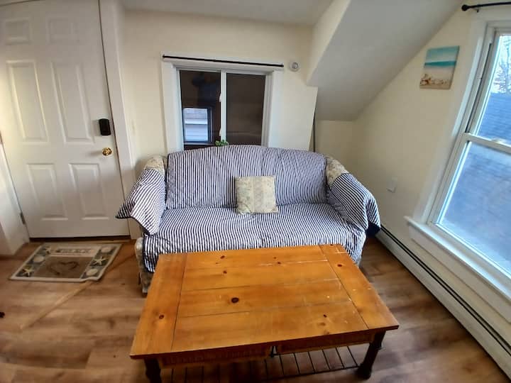 A  Balcony To The Ocean.  7 Min Walk To The Beach - Biddeford, ME