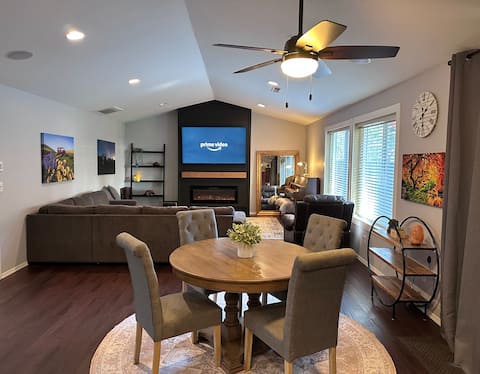 Relaxing Spa-like Home w/Hot Tub, Massage Chair