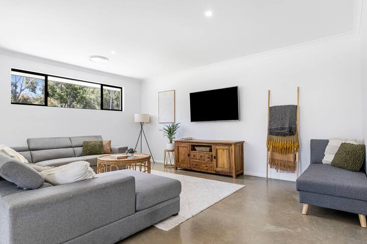 Poolside Paradise gallery image 5