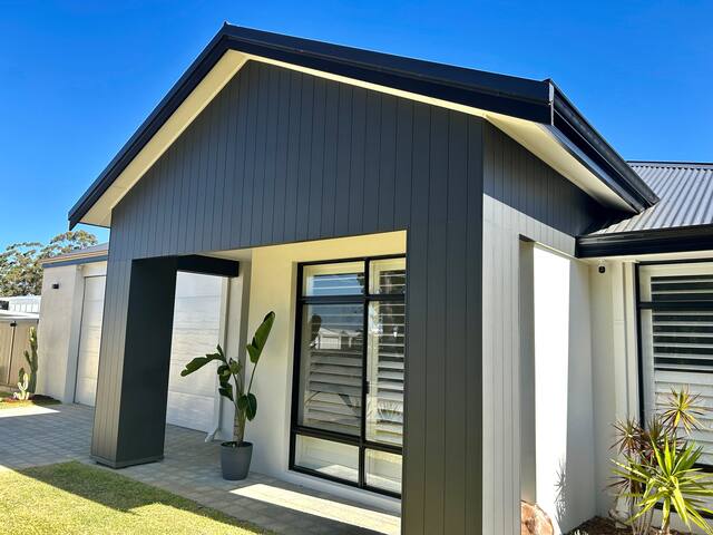 Poolside Paradise gallery image 3