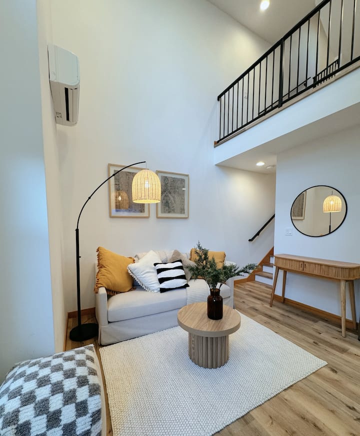 Modern Townhouse W/rooftop Deck - Seattle, WA